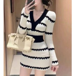 French-style Chic Black-and-white Contrast V-neck Long-sleeve Dress