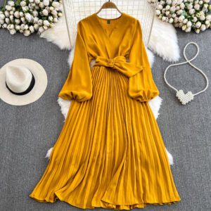 Retro-style Fashionable Dress With Lantern Sleeves For A Slimming Effect
