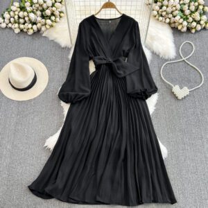 Retro-style Fashionable Dress With Lantern Sleeves For A Slimming Effect