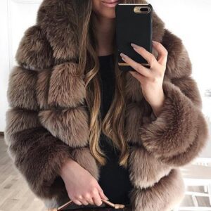 Women’s Fur Coat Is Popular In Europe And America