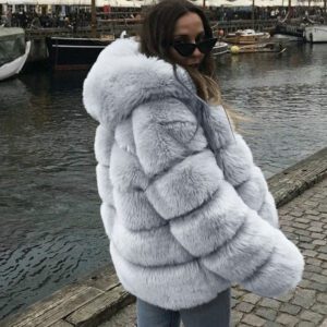 Women’s Fur Coat Is Popular In Europe And America