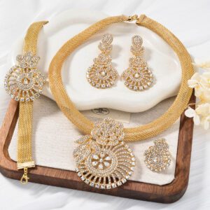 Dramatic Fan-shaped Flower Gold Pendant With Diamonds